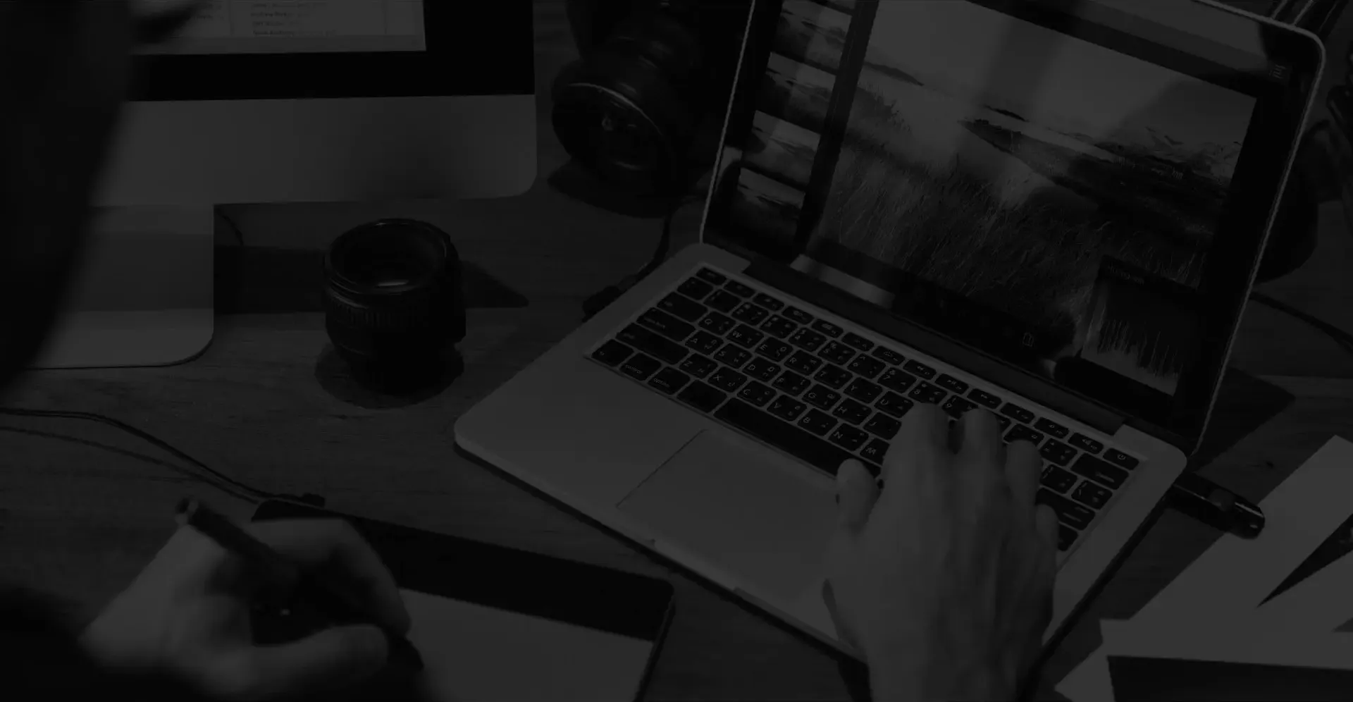 escritorio con un portatil